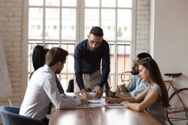 Brifing sırasında genç ortadoğu etnik köken patronu ve çeşitli personel