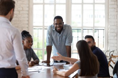 Çok uluslu yaratıcı pozitif takım içeride proje üzerinde birlikte çalışmayı düşünüyor.