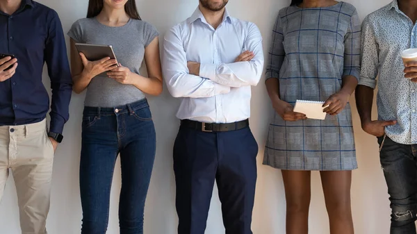 Afrikaanse europese meisjes en jongens poseren geïsoleerd op grijze achtergrond — Stockfoto