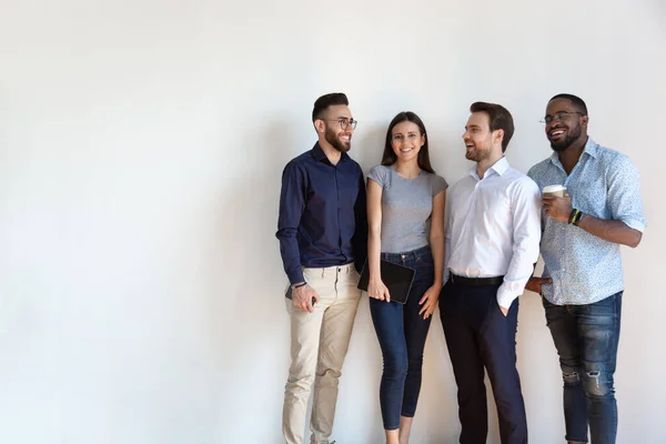 Millennial generatie Arabische Afrikaanse Europese zakenmensen poseren geïsoleerd op grijs — Stockfoto