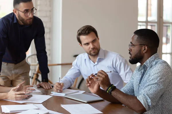 Un colega africano expresa opinión árabe y colegas europeos lo escuchan — Foto de Stock