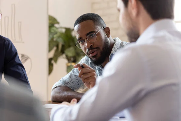 Ernsthafter afrikanischer Chef spricht bei Konzernversammlung mit verschiedenen Mitarbeitern — Stockfoto