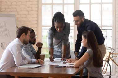 Afrikalı bir kadın liderin yürüttüğü proje üzerinde çalışan çeşitli meslektaşlar