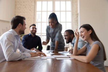 Ekip, Afrikalı kadın patronun liderliğindeki brifinge katılsın.