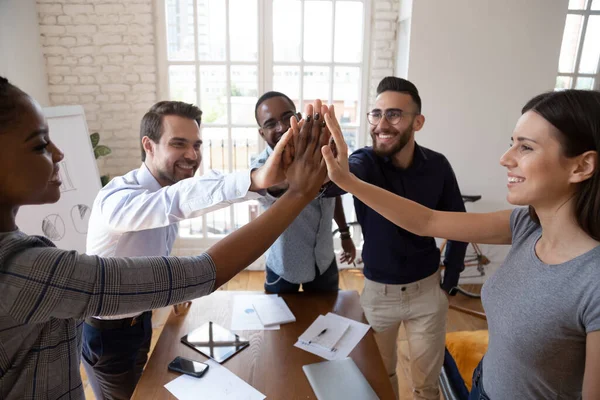 Felices empresarios celebrando el éxito en el negocio común dando cinco — Foto de Stock