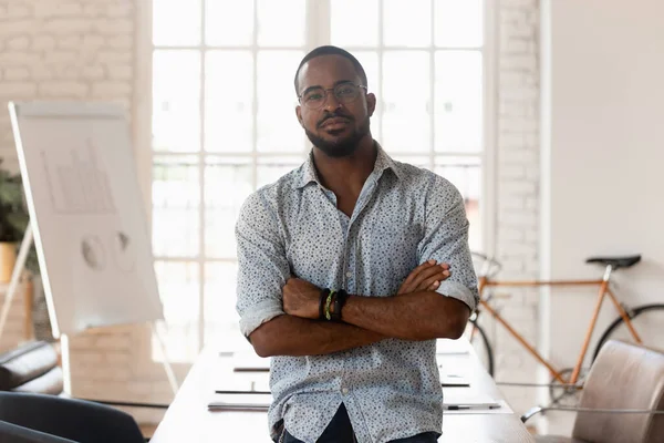 Porträtt av framgångsrik självsäker afrikansk affärsman poserar i moderna kontor — Stockfoto