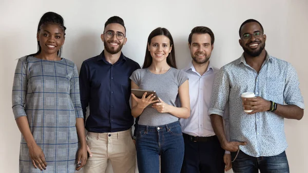 Gelukkige diverse zakenmensen of studenten die naar de camera staan te kijken — Stockfoto