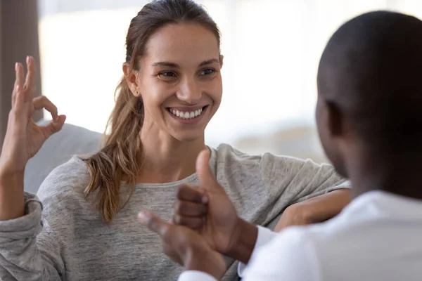 Smiling woman and African American man speaking sign language — Stock fotografie