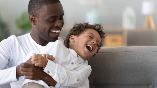 Feliz afro-americano pai cócegas rindo filho de perto — Fotografia de Stock