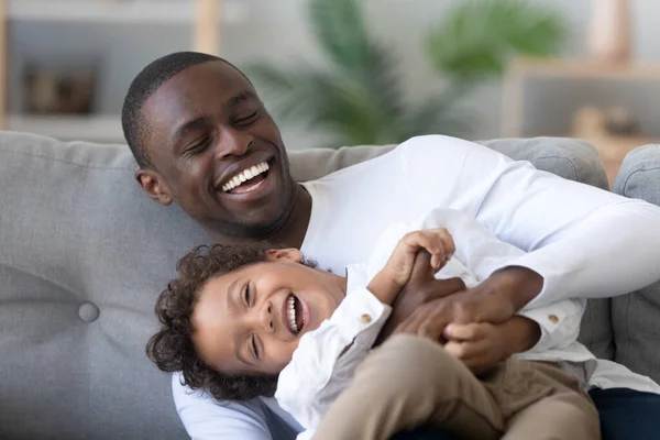 Happy African American father and little son having fun together — Φωτογραφία Αρχείου