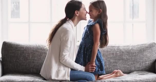 Смішна приваблива мама і мила дочка торкається носа, граючи разом — стокове відео