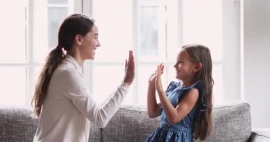 Kadın bebek bakıcısı ve çocuk kız evde pasta oynuyorlar.