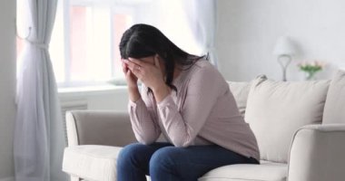 Depresyonda olan Afrikalı kadın stresten muzdarip evde tek başına oturuyor.