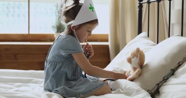 Klein schattig kind met behulp van stethoscoop, spelen als dierenarts. — Stockvideo