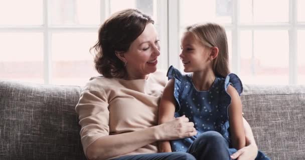 Słodkie wnuczka i Dojrzałe babcia rozmowy bonding w domu — Wideo stockowe