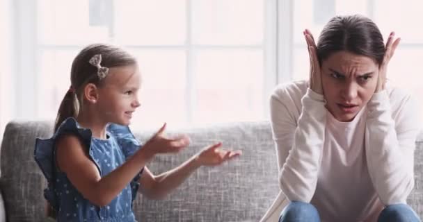 Trött ensamstående mor känner desperat om skrikande unge dotter — Stockvideo