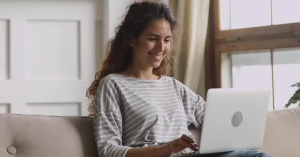 Sonriendo mujer bonita charlando con amigos, usando el ordenador portátil . — Vídeo de stock