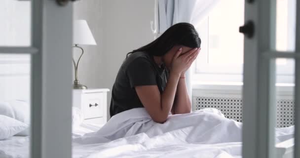 Депрессивная африканская женщина просыпается в постели после плохого сна — стоковое видео