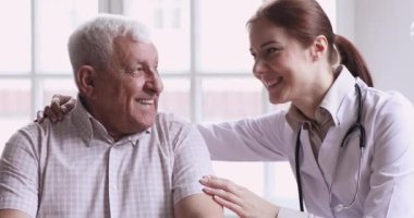 Değer veren genç bayan doktor bakıcı mutlu kıdemli adama destek oluyor.