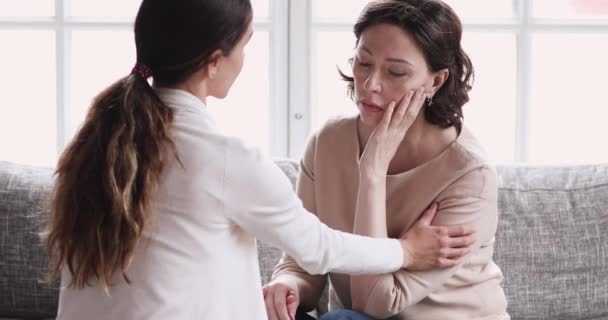 Заботливая молодая дочь оказывает психологическую поддержку депрессивной старшей маме — стоковое видео