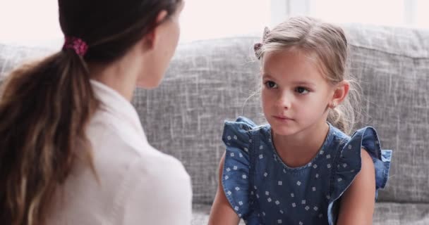 Nieszczęśliwe maltretowane dziecko w wieku przedszkolnym uzyskać koncepcję wsparcia psychologa pediatrycznego — Wideo stockowe