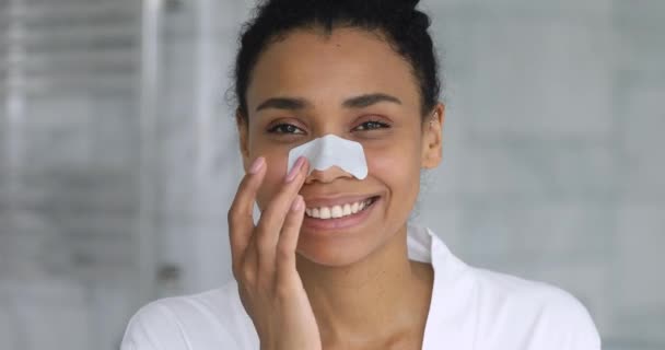 Feliz africana americana mujer usando nariz limpieza tira . — Vídeos de Stock