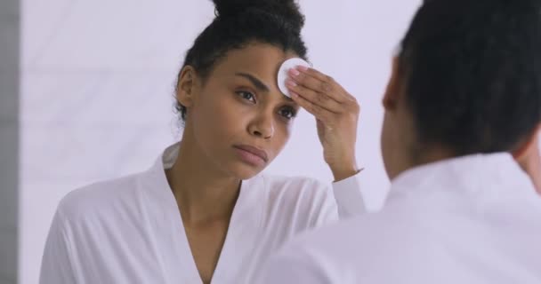 Happy millennial biracial girl using cotton disposable pads. — Stock Video