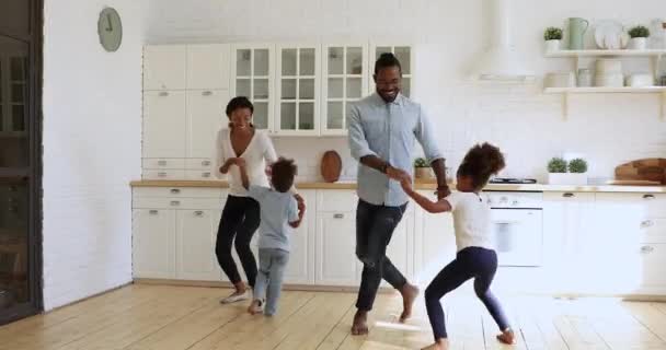 De jeunes parents heureux s'amusent avec de jeunes enfants ravis . — Video