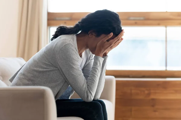 Infelice donna biraciale si sentono depressi sofferenza a casa — Foto Stock