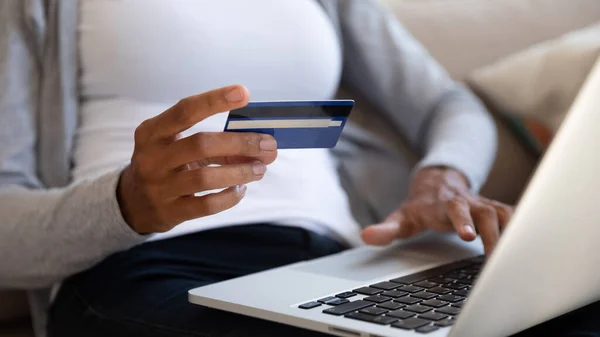 African American woman shopping online using credit card — Stockfoto
