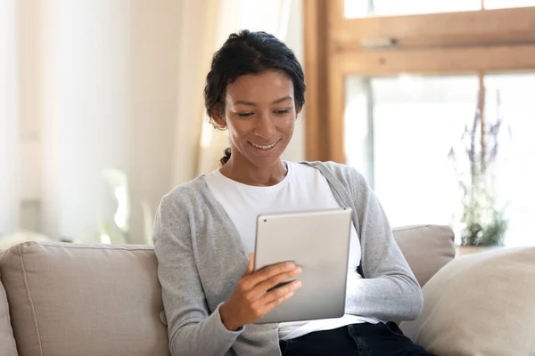 Mulher americana africana feliz navegando internet no gadget tablet — Fotografia de Stock
