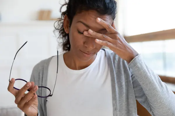 Udmattede afrikanske amerikanske kvinde massage øjne lider af hovedpine - Stock-foto