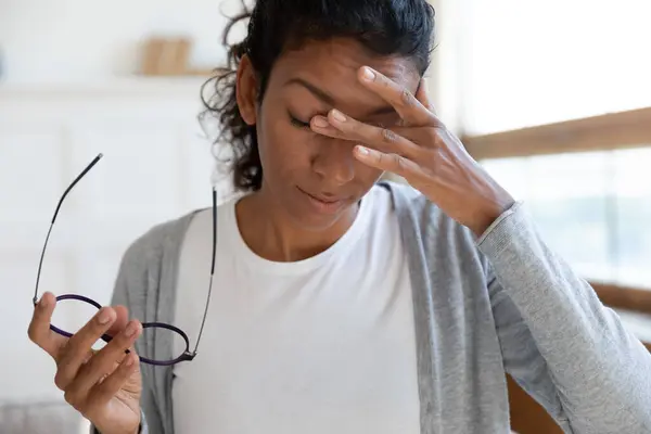 Mujer afroamericana agotada masaje ojos que sufren de dolor de cabeza — Foto de Stock