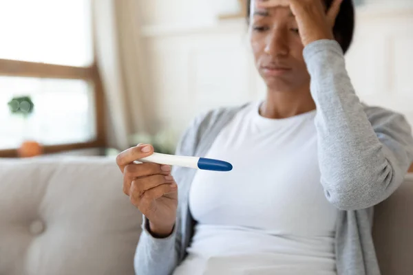 Mujer biracial infeliz frustrada por el resultado negativo de la prueba de embarazo —  Fotos de Stock
