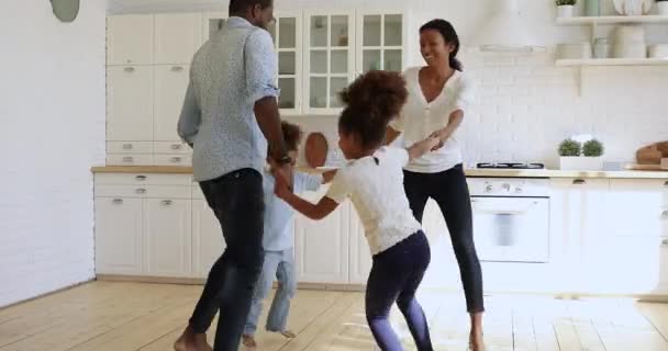 Szczęśliwy mieszane rasy małe dzieci wygłupiające się z rodzicami. — Wideo stockowe