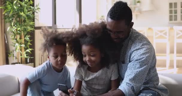 Happy papa célibataire montrant des applications mobiles drôles pour les enfants . — Video