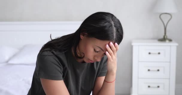 Deprimida afroamericana mujer sentir ansiedad sentarse solo en la cama — Vídeo de stock