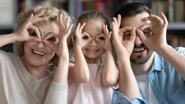 Retrato de feliz três gerações familiares posando juntas — Fotografia de Stock