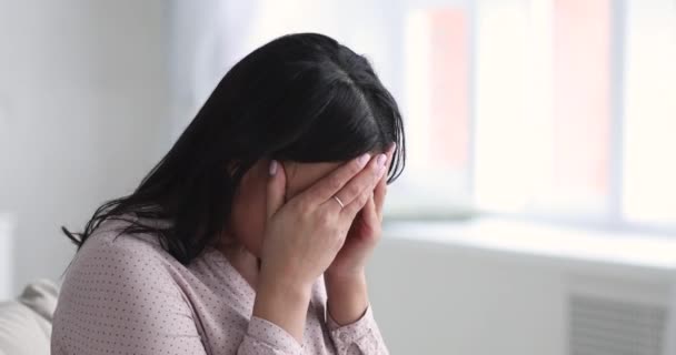 Stressé contrarié jeune femme africaine se sentant déprimé par le problème — Video