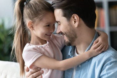 Sevgi dolu genç baba evde küçük kızıyla rahatlıyor.