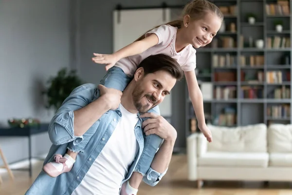 Genç baba evde anaokulu kızıyla oynuyor. — Stok fotoğraf