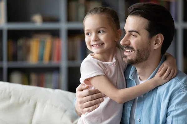 Souriant jeune papa et petite fille visualiser à la maison — Photo