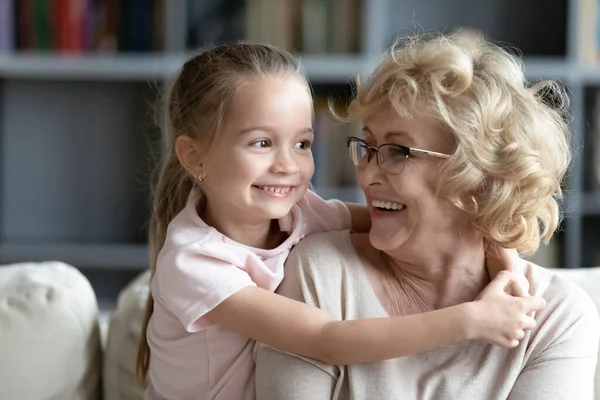 Glad äldre mormor leker med lilla söta barnbarn — Stockfoto