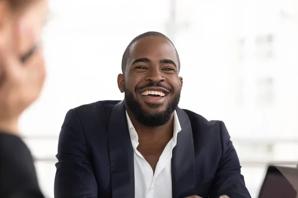 Retrato feliz empresário afro-americano olhando para a câmera em reunião — Fotografia de Stock