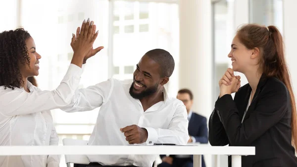 Africano americano hombre dando alta cinco mujer en exitoso encuentro . — Foto de Stock