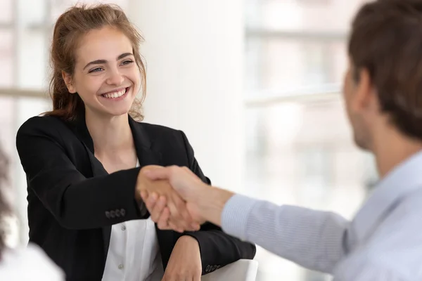 Sonriente atractiva mujer de negocios apretón de manos empresario en la negociación reunión . — Foto de Stock