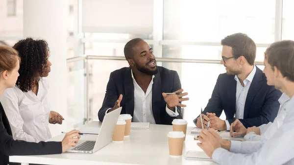 Negro jefe masculino líder corporativo en reunión de equipo —  Fotos de Stock