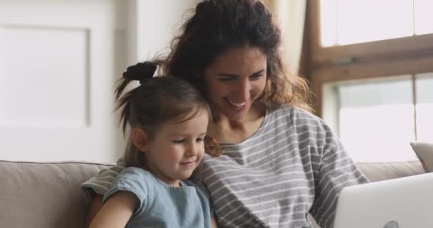 Sorridente famiglia divertente di due guardare cartoni animati divertenti sul computer portatile . — Video Stock