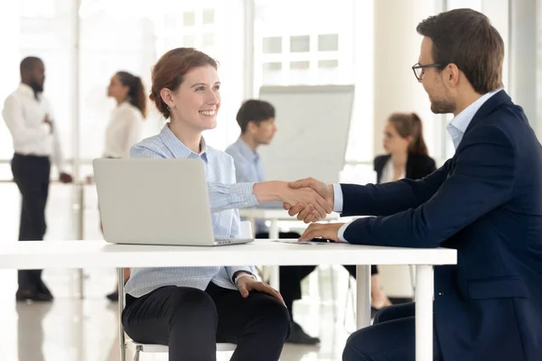 Sonriente mujer atractiva apretón de manos con hombre de negocios para una conversación de éxito . — Foto de Stock