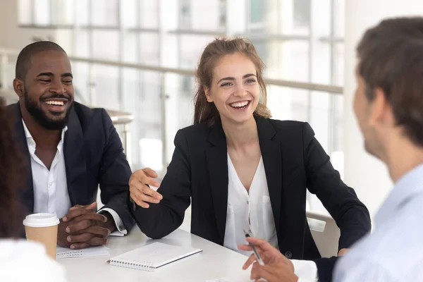 Szczęśliwy śmiech czarny mężczyzna i kobieta przerwy w negocjacjach biznesowych — Zdjęcie stockowe